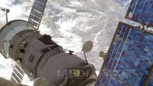 O capsulă Soyuz, cu trei astronauţi la bord, s-a conectat la ISS