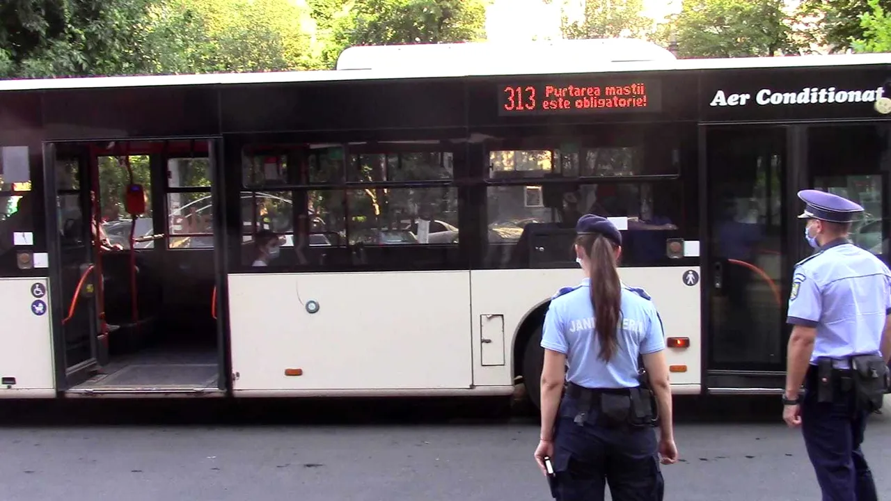 Masca la control! Poliţiştii Capitalei au făcut o razie în autobuze. A plouat cu amenzi FOTO VIDEO