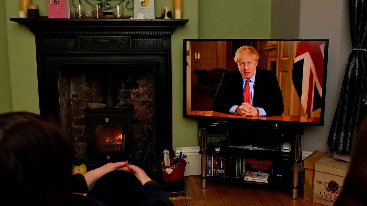 Boris Johnson impune brusc restricţii privind deplasările. Situaţiile în care britanicii mai pot ieşi din case