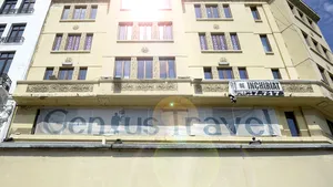 Clienţii păgubiţi de agenţia de turism Genius Travel au depus plângeri penale împotriva firmei şi s-au adunat în faţa companiei pentru a protesta- VIDEO