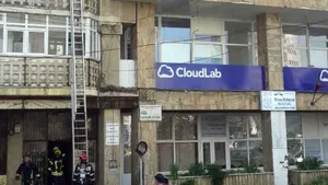 Incendiu PUTERNIC într-un bloc din Iaşi: 12 persoane au fost evacuate/ Pompierii au intervenit cu trei autospeciale