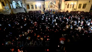 Mii de credincioşi au participat la slujba de Înviere de la Catedrala Patriarhală - FOTO