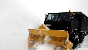 Bacău: Bătrână cu insuficienţă respiratorie, dusă la spital după cinci ore. Autoşenilata s-a defectat