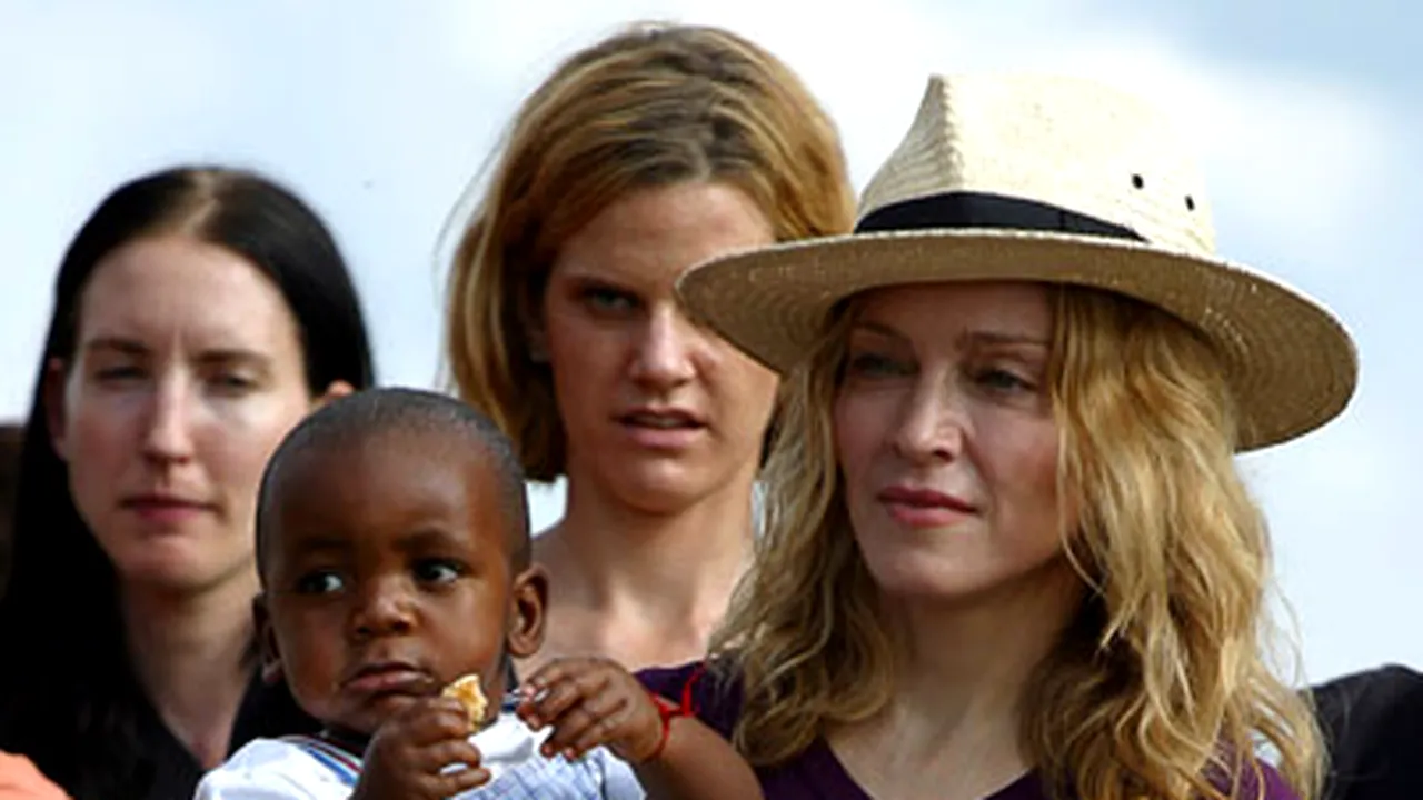 Madonna a solicitat oficial adopţia unei fetiţe din Malawi (Video)