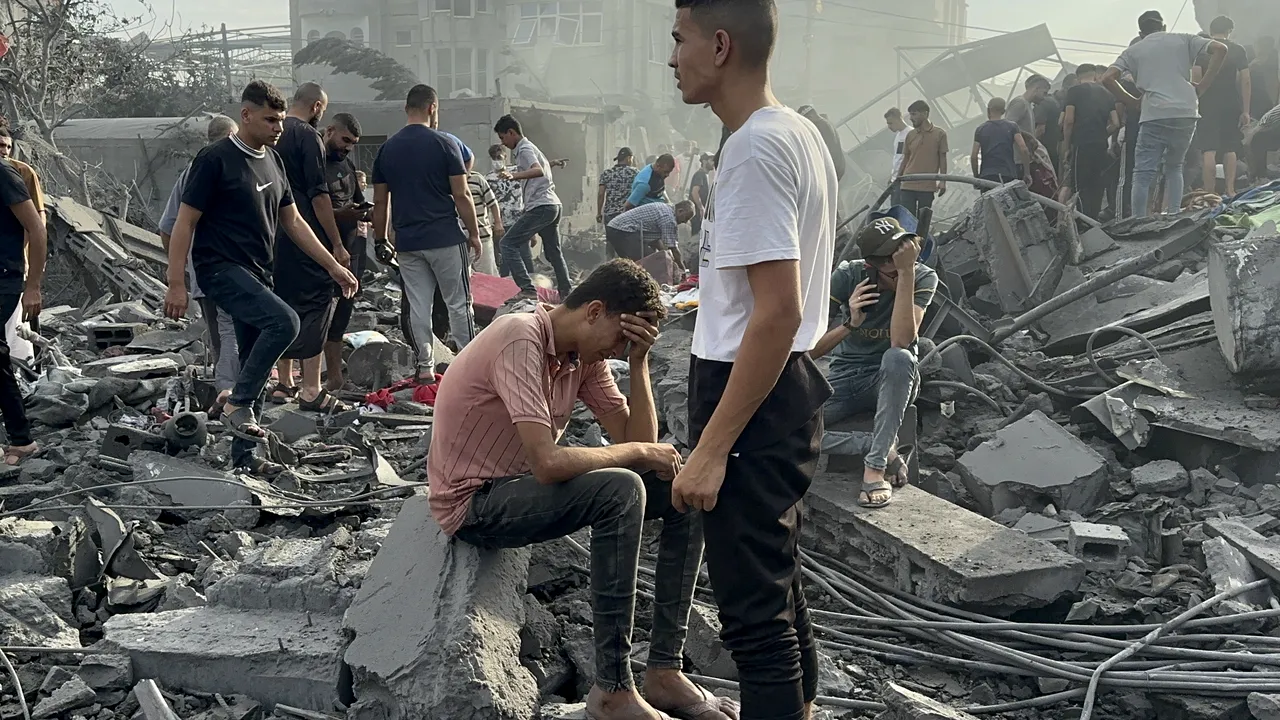 Israelul bombardează o tabăra de refugiaţi din Gaza. Oficialii susţin că l-au ucis pe comandantul Hamas în urma atacului