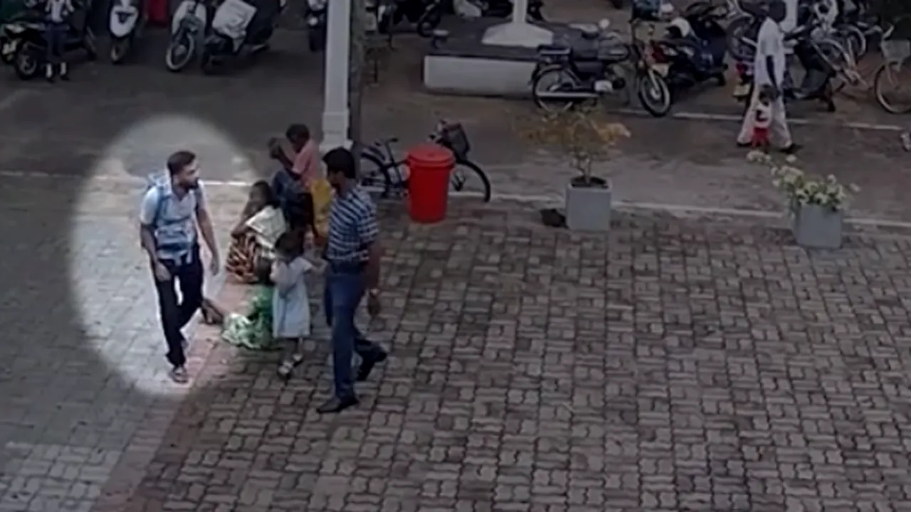 VIDEO Atacator sinucigaş, surprins de camerele de luat vederi înainte de a detona bomba în una din bisericile din Sri Lanka/ UPDATE: Sirian arestat