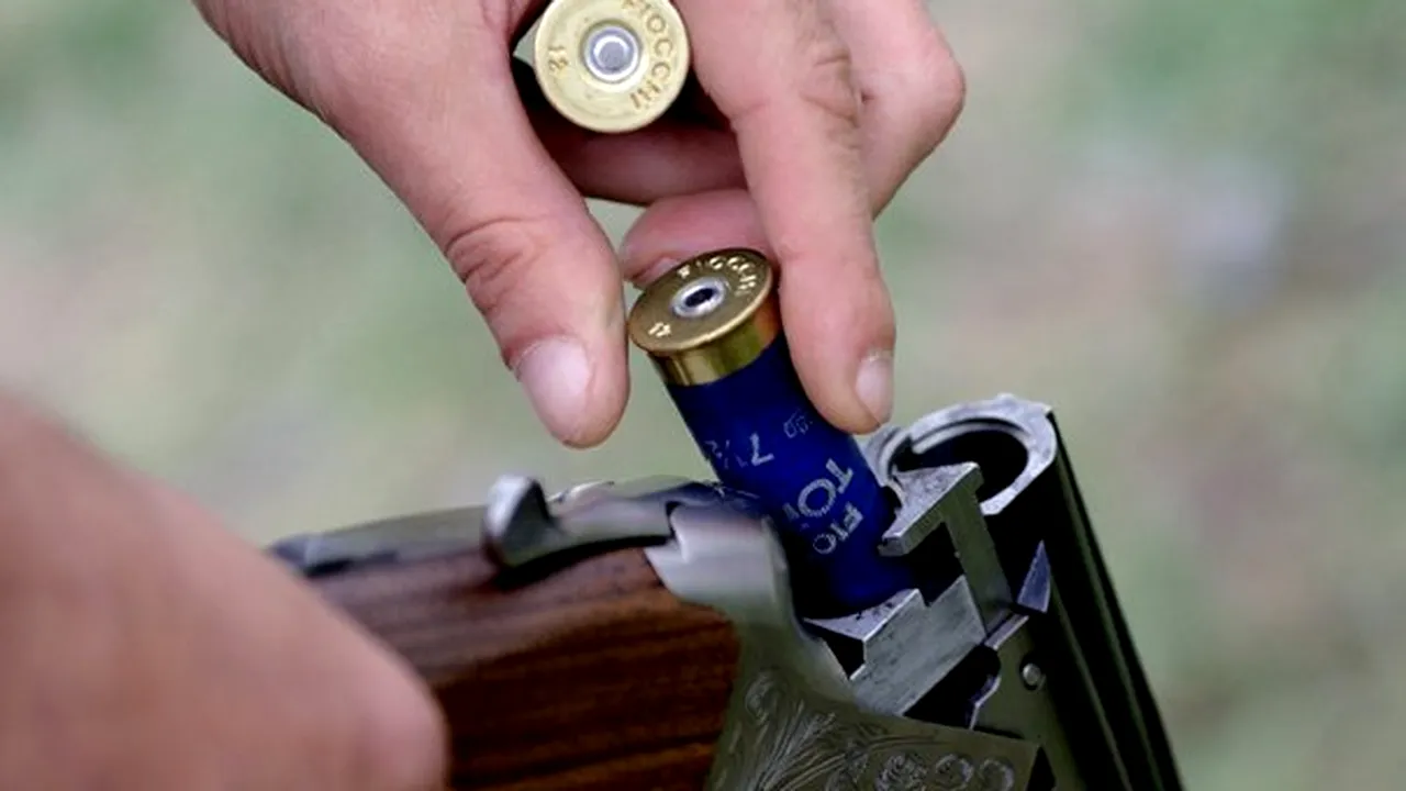 Un bărbat a murit împuşcat cu arma unui poliţist. Prima ipoteză - arma s-a descărcat în timp ce era curăţată