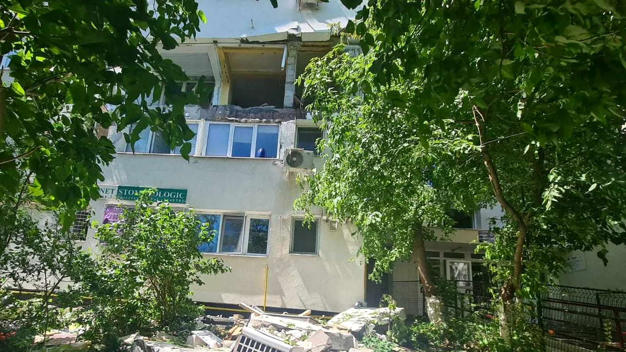 Explozie într-un apartament din Capitală. Un bărbat a fost prins sub o placă de beton