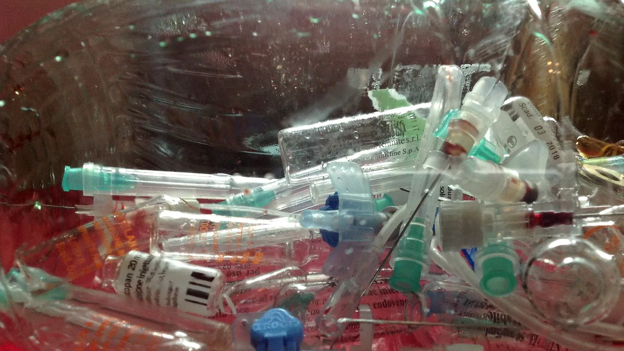 Poliţia Capitalei: O tonă de deşeuri medicale periculoase, depozitate în aer liber în Sectorul 1
