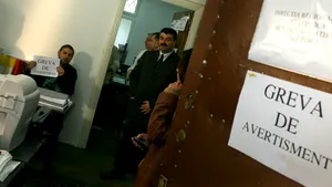 Funcţionarii publici, în grevă de avertisment