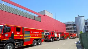 Incendiu puternic pe terasa mall-ului Afi Palace Cotroceni din Bucureşti / Au fost alertate 10 autospeciale de stingere