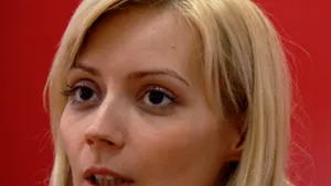 Maşina Dacianei Sârbu, parcată pe pistele pentru biciclişti (VIDEO)