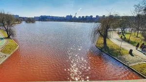 Organizaţie de mediu: Lacul IOR şi-a schimbat culoarea în roşu din cauza poluării cu fecale. Avertisment pentru populaţie