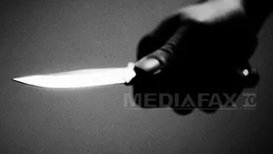 O femeie a înjunghiat un bărbat pe o bancă din zona Pieţei Universităţii din Capitală