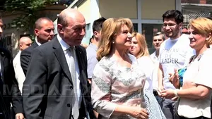 Băsescu, aplaudat, dar şi huiduit la ieşirea din secţia de votare