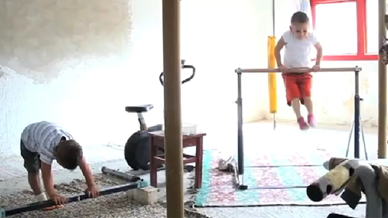 Doi fraţi români de 5 şi 7 ani, numiţi 