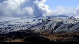 Zborurile spre şi dinspre Irlanda, anulate din cauza norului de cenuşă vulcanică
