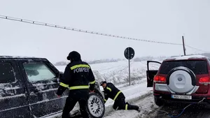 Două maşini au derapat de pe carosabil şi au ajuns în şanţ, în Suceava. Un copil se afla într-unul dintre autoturisme 