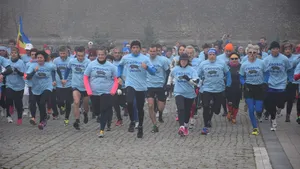 Peste 500 de participanţi la Crosul Unirii din Alba Iulia. Un cuplu a alergat ţinându-se de mână - GALERIE FOTO/VIDEO