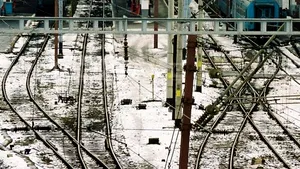 Un vagon al trenului personal Dorohoi-Iaşi a deraiat după ce garnitura a fost lovită de o maşină