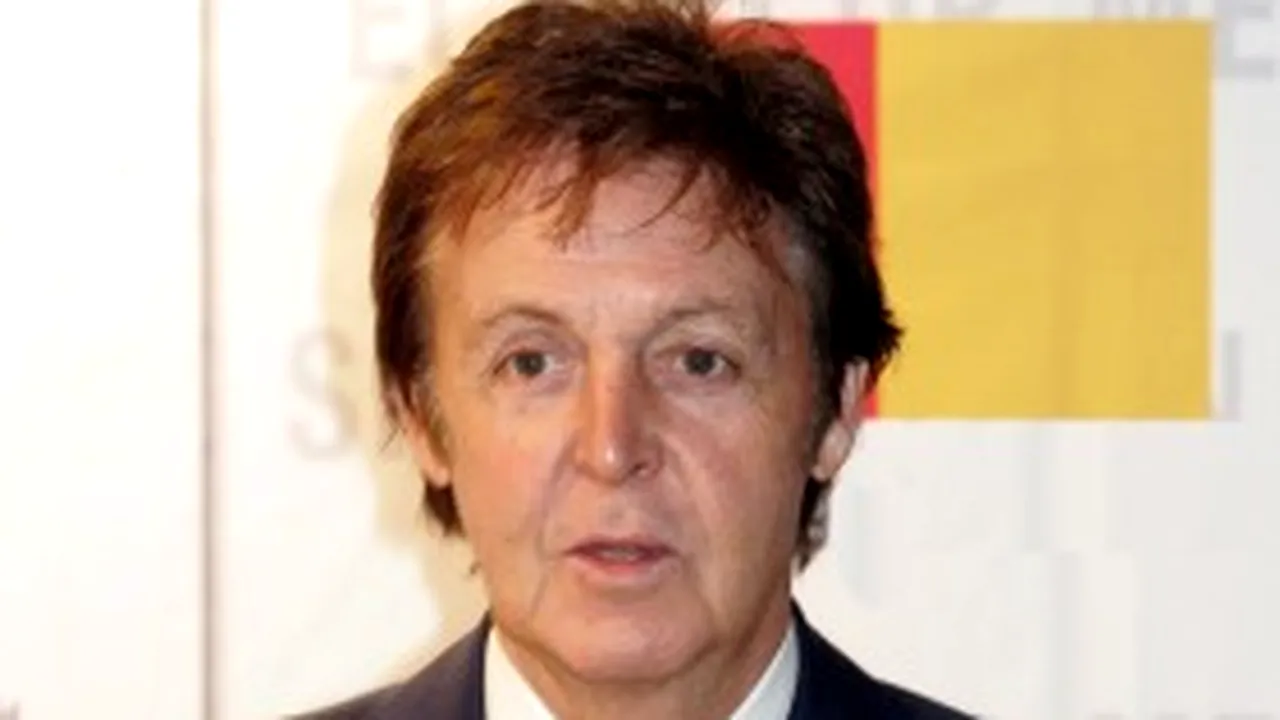 Chitară uriaşă semnată de Paul McCartney, vândută pentru 60.000 de lire sterline