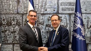 Noul ambasador al Israelului a sosit în Bucureşti. Părinţii şi bunicii săi sunt născuţi în România