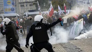 Proteste dure la Varşovia. Forţele de ordine au folosit gaze lacrimogene pentru a dispersa manifestanţii