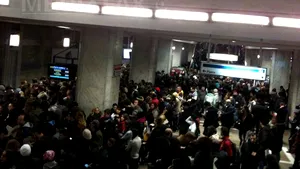 Circulaţie întreruptă la metrou, din cauza unei defecţiuni la un tren, în staţia Tineretului - FOTO