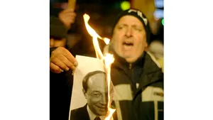 Fotografii cu Băsescu şi Boc, incendiate în Piaţa Sfatului din Braşov