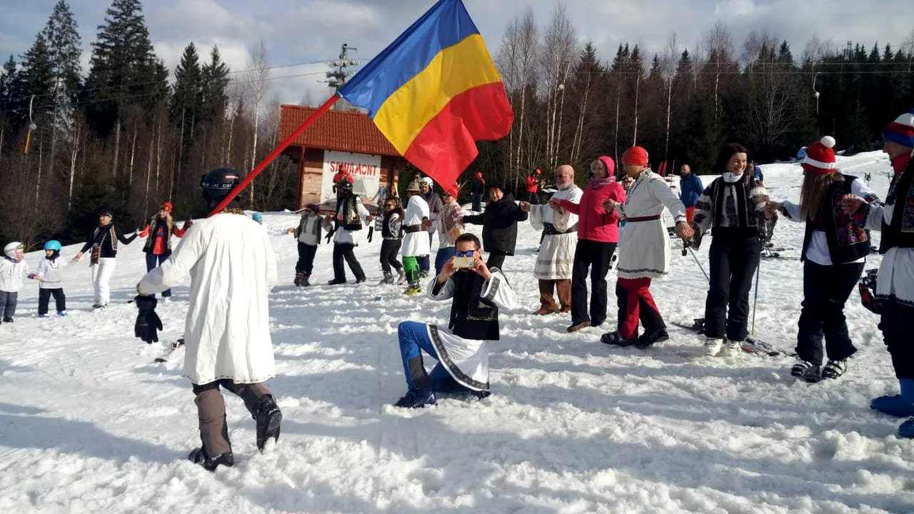 Sezonul de iarnă la Vatra Dornei, încheiat cu horă şi paradă a portului tradiţional, pe  schiuri | FOTO