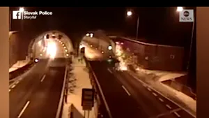 VIDEO Accident spectaculos la intrarea într-un tunel. O maşina este propulsată în aer, scoate scântei şi se învârte la 360 de grade 