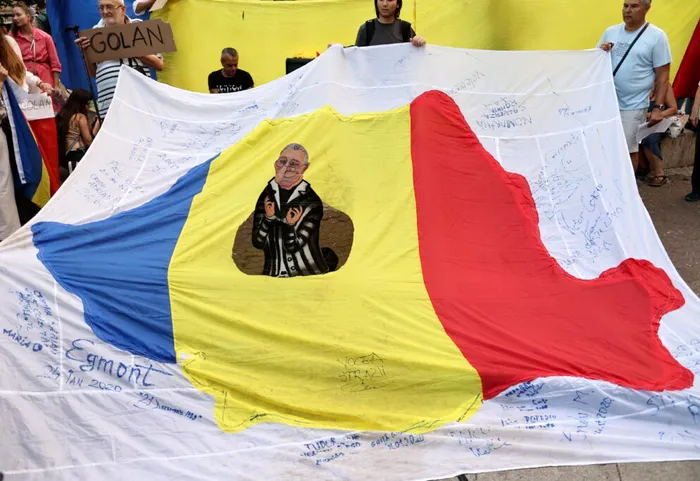GALERIE FOTO Protest în Piața Universității față de decretarea zilei de doliu național pentru Ion Iliescu