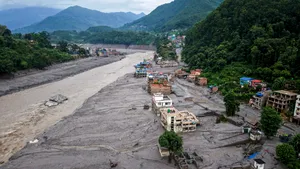 Bilanțul inundațiilor catastrofale din Nepal și China a depășit 1.000 de morți, iar mii de persoane sunt încă dispărute