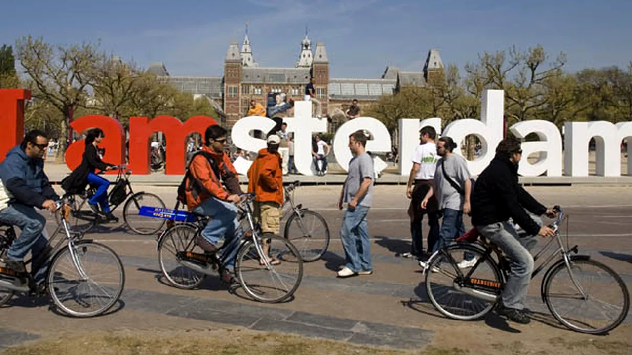 Colosală lucrare de inginerie la Amsterdam: parcare pentru 7.000 de biciclete construită sub apă