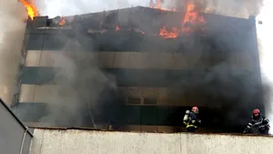 Incendiu puternic în Piaţa Crângaşi din Capitală / Oamenii au fost evacuaţi - FOTO, VIDEO