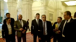 FOTO | Protest al deputaţilor PMP, cu tricolor pe braţ: Dragnea să spună dacă a cedat presiunilor UDMR/ Băsescu: În loc de Tricolor, PSD-ALDE arborează Steagul Ţinutului Secuiesc/ Kelemen: Băsescu e iresponsabil. A cerşit de două ori voturile maghiarilor