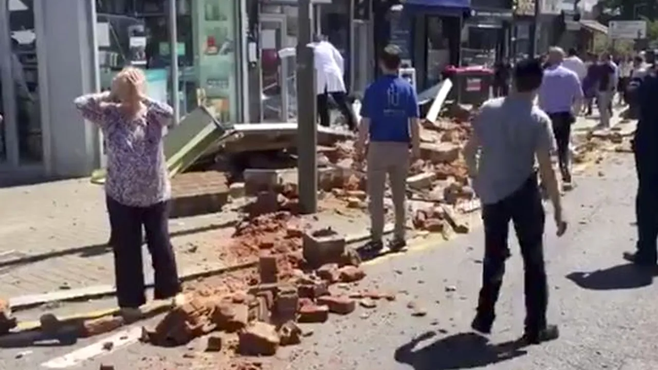 SCENE DRAMATICE: Acoperişul unui magazin din Londra s-a prăbuşit/ Trecătorii au sărit în ajutorul persoanelor prinse în centrul comercial | VIDEO