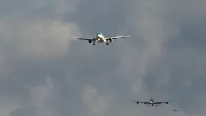 IMAGINI INEDITE: Cum se CLATINĂ avioanele care aterizează din cauza vântului - VIDEO