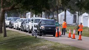 Mii de bătrâni din Florida au stat 20 de ore la coadă pentru a se vaccina anti-COVID

