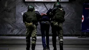 Ce s-a întâmplat în a treia noapte de proteste pe străzile din Belarus? Pe acoperişurile unor blocuri ar fi fost observaţi lunetişti