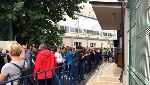 ADMITERE LICEU 2017 | Peste 200 de elevi din provincie, la coadă, la înscrierea la liceu, în Bucureşti, în prima zi. FOTO