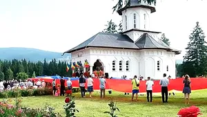 Participanţii la Universitatea de la Izvoru Mureşului cer protejarea românilor din Covasna şi Harghita