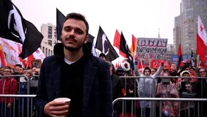 Momentul în care un critic al lui Vladimir Putin este „răpit” de armată. Bărbatul a fost trimis la 2.000 de kilometri depărtare de casă