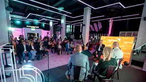 STUDIU: Peste jumătate dintre părinții din România discută zilnic cu copiii lor despre utilizarea rețelelor sociale, însă mulți se simt încă nepregătiți să îi sprijine în navigarea online