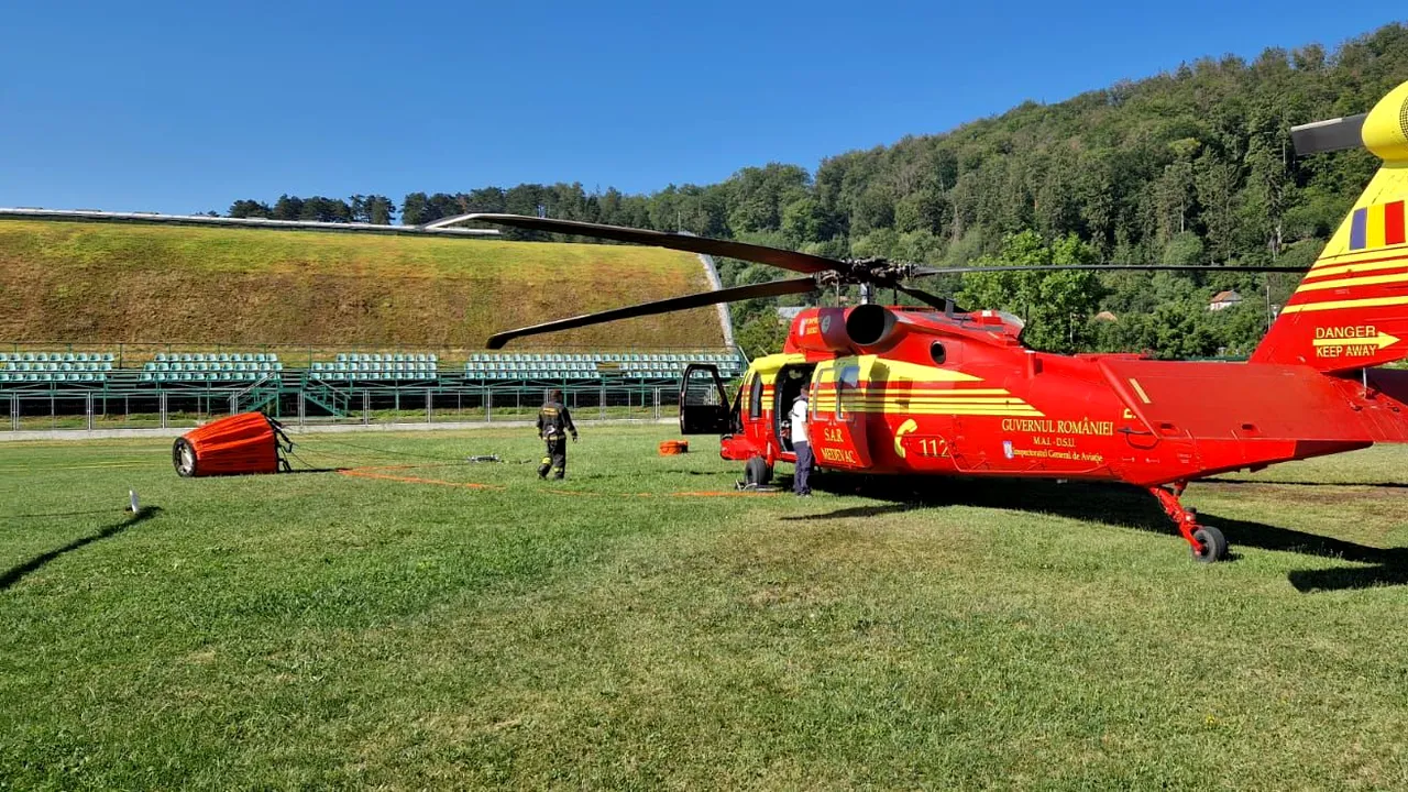 Un elicopter Black Hawk intervine să stingă un incendiu de vegetaţie uscată în Bacău