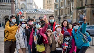 
Marea Britanie pregăteşte măsuri fără precedent: Persoanele infectate cu COVID-19 care nu respectă regulile, arestate