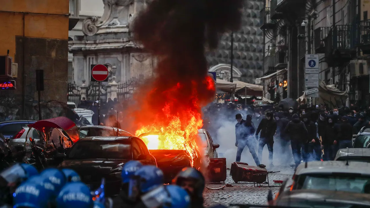 Haos şi incidente cu fanii lui Eintracht la Napoli: o maşină a poliţiei a luat foc