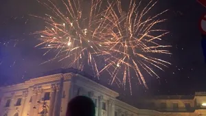 GALERIE FOTO, VIDEO Românii au intrat în 2017: “Selfie de Bucureşti” şi un foc de artificii de 11 minute/ Petrecerile în Capitală au început de la ora 17.00