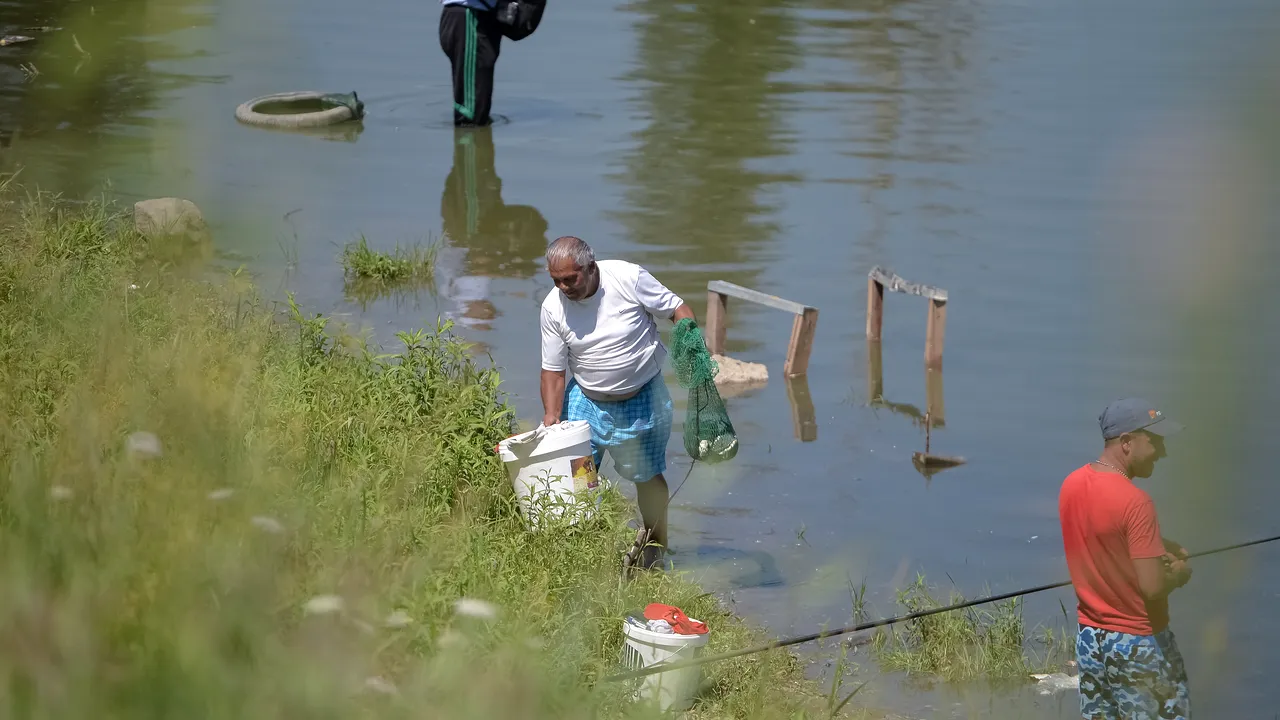 Doi fraţi care erau la pescuit pe o baltă din Mangalia s-au electrocutat şi au murit
