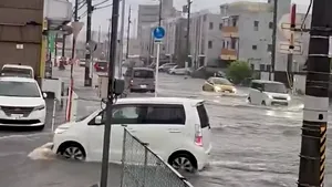 Peste două milioane de oameni, evacuați în Japonia din cauza unui taifun. Taiwanul, paralizat de ploile torențiale